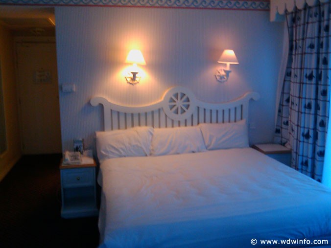 Newport Bay Club Admirals Floor Room (Bed)