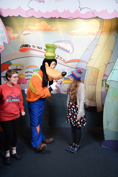 This image has an empty alt attribute; its file name is PhotoPass_Visiting_EPCOT_407689751454.jpg