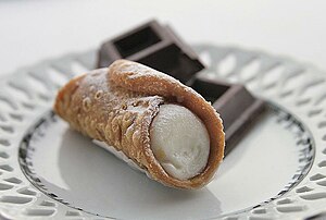 300px-Cannolo_siciliano_with_chocolate_squares.jpg